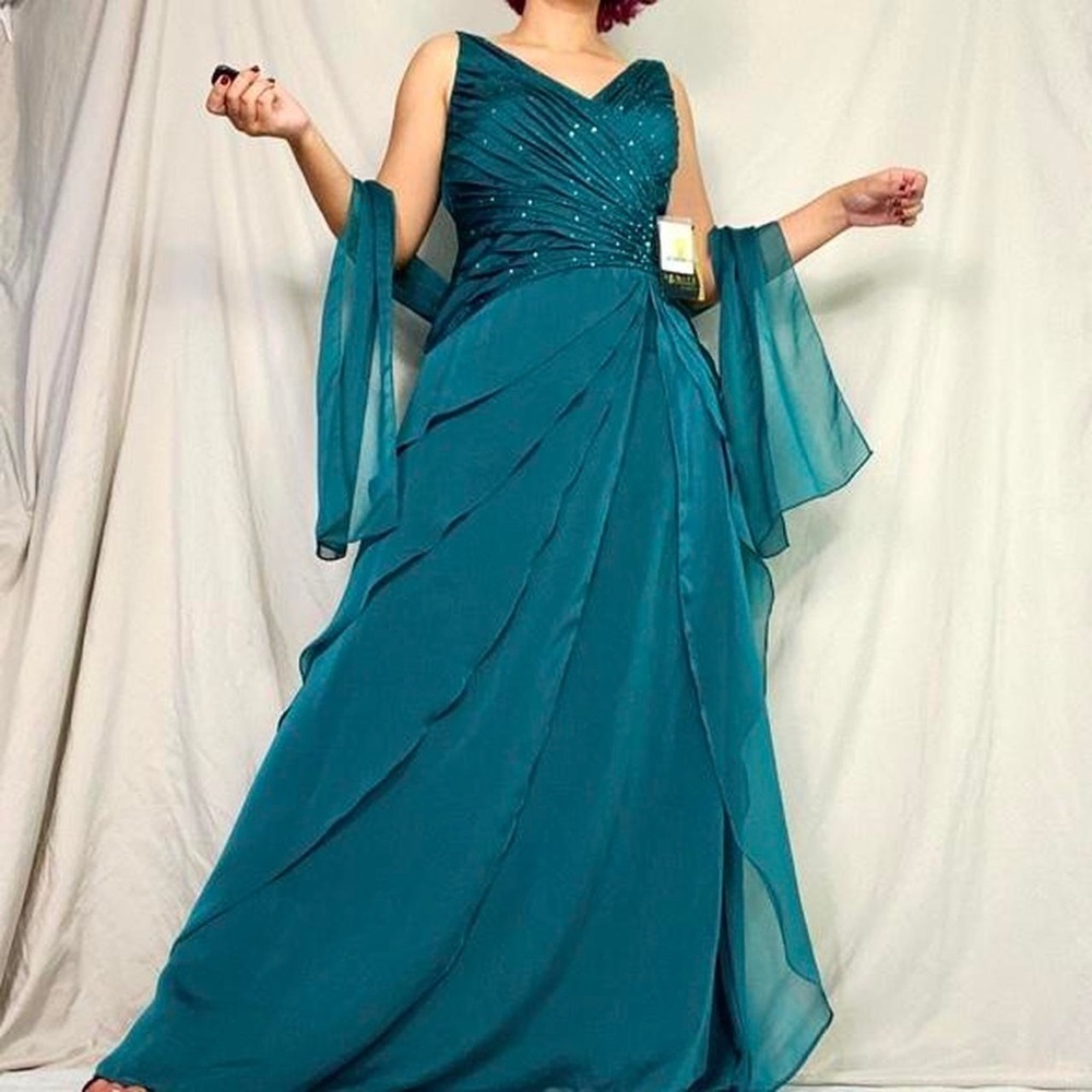 NWT Emerald green ruffle dress🧚‍♂️